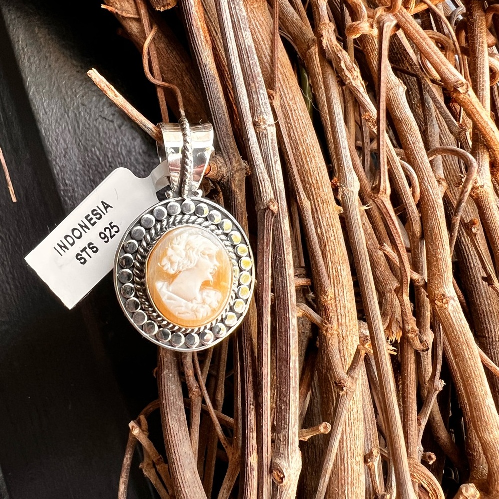 Sterling Silver Oval Cameo Pendant Necklace - Peach & White